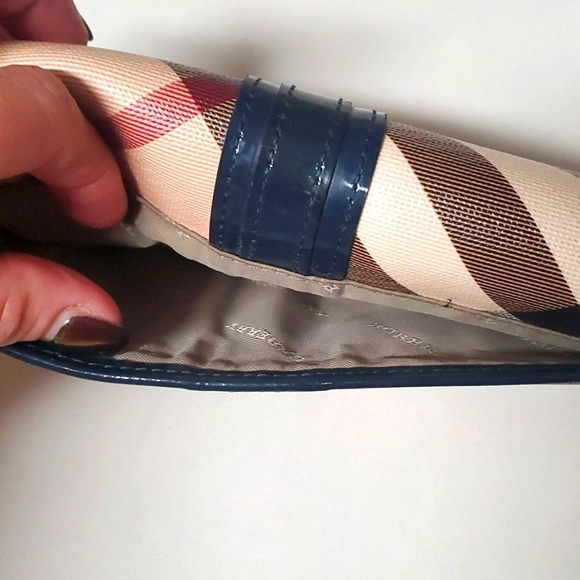 Burberry navy patten leather and canvas signature wallet. - Picture 9 of 13